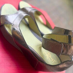 OTBT Pewter Leather Wedge Sandals Size 9 / 40